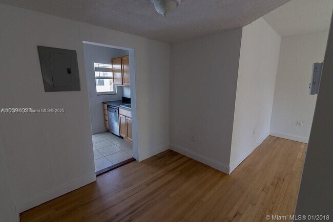 Building Photo - 7207 Bay Dr
