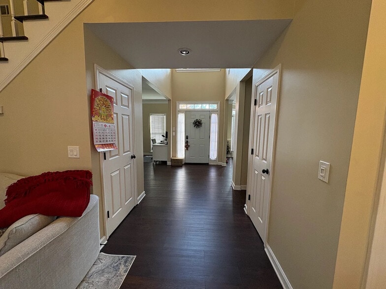 Building Photo - Room in House on Mountain Oaks Pkwy