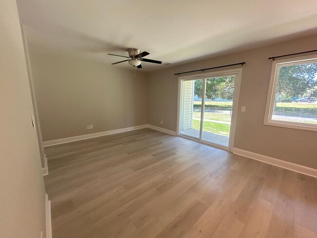 Building Photo - Updated two bedroom condo in Hampstead!