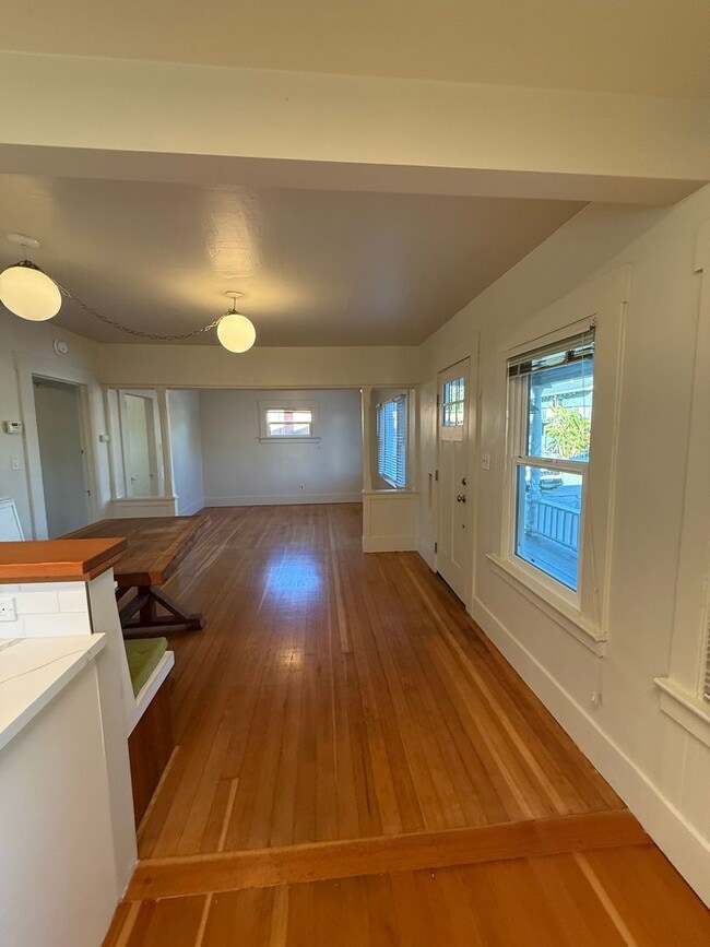 Building Photo - 323 Mountain View Ave