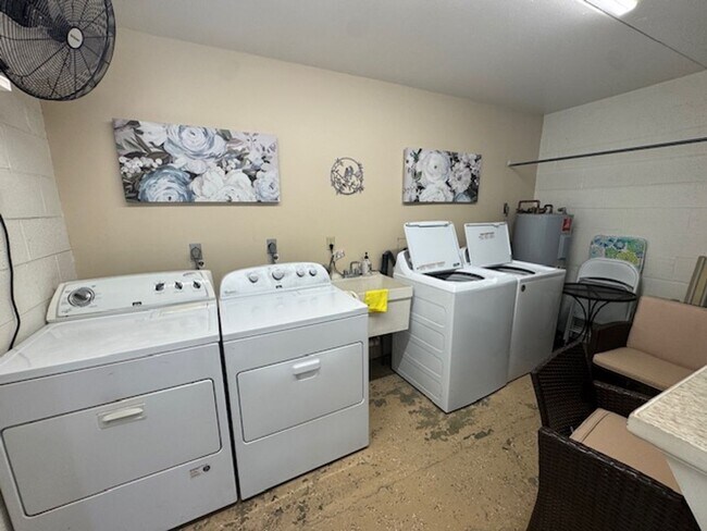 Building Photo - One Bedroom One Bath Seven Lakes Condo