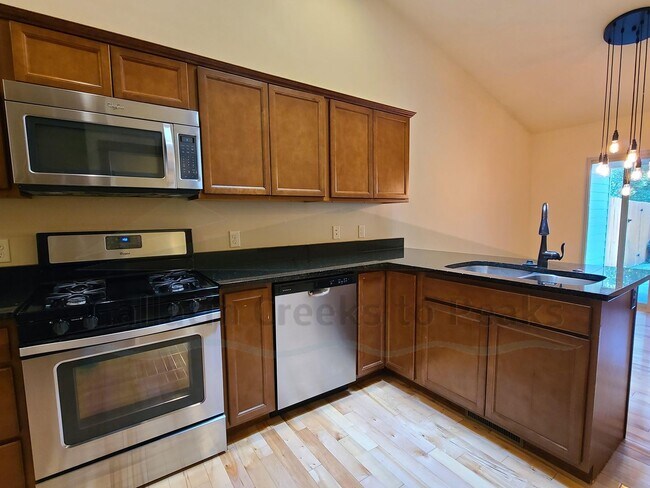 Building Photo - 895 Longbow Ln