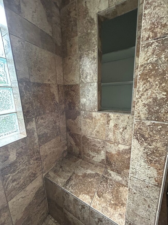 Building Photo - Right Size and a Great Location! Two bedroom Home!