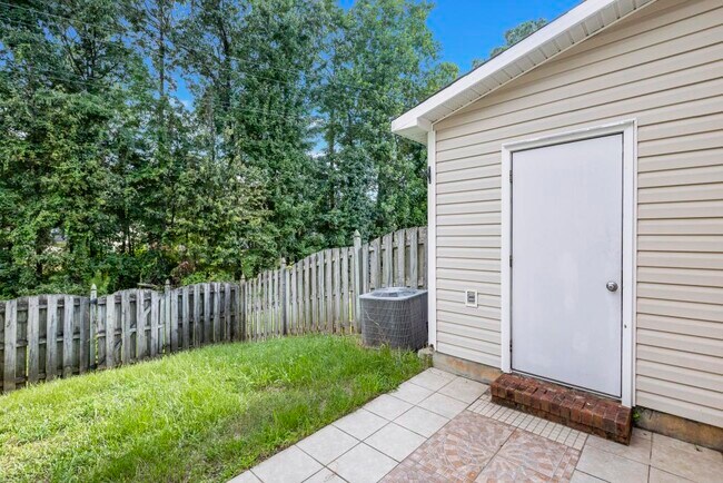 Building Photo - 402 Meadowbrook Ln