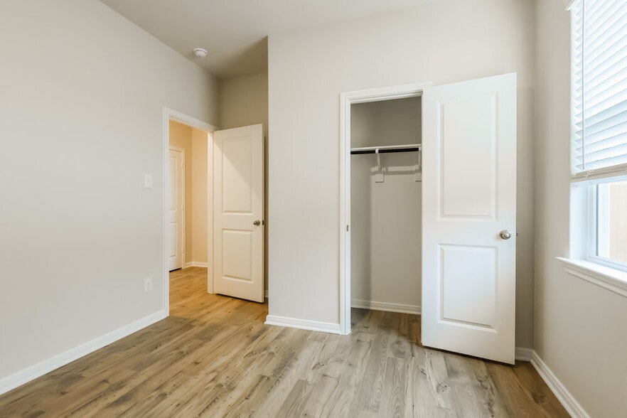 Building Photo - 16459 Hill Dr