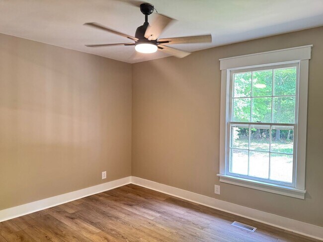 Building Photo - Great Location! 3Bd/2Ba Remodeled Home on ...