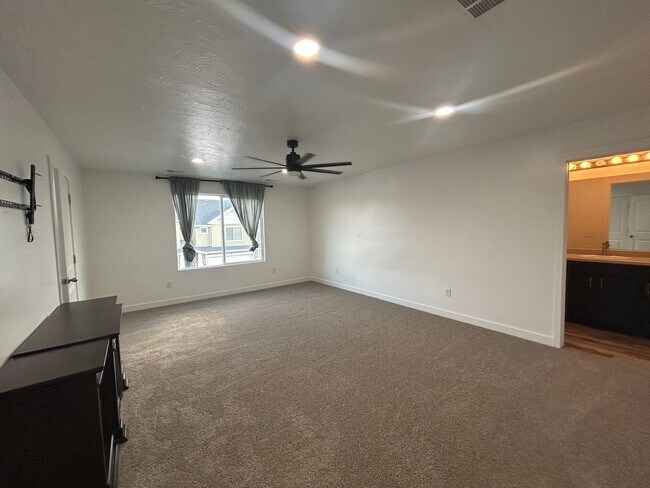 Building Photo - 3 Bedroom 3 Bathroom Townhouse in Saratoga Springs!