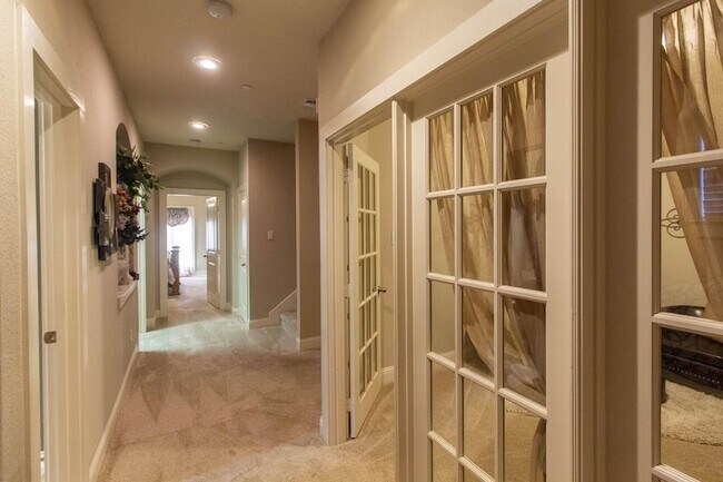 Building Photo - 1605 Brook Glen Dr