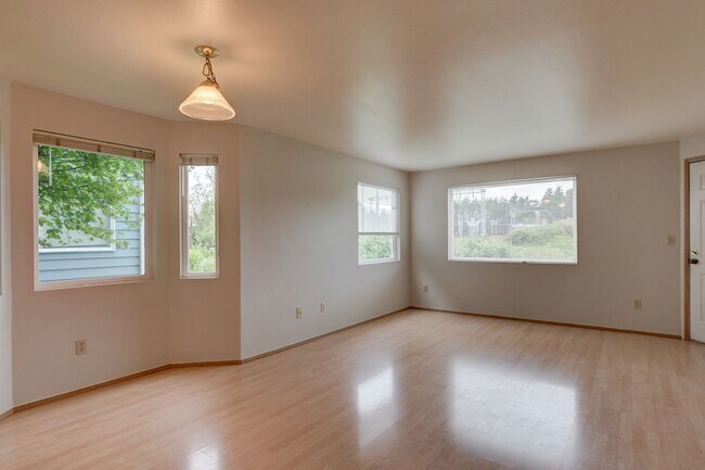 Building Photo - 2-Bedroom 1st Floor Park Place Condo - Wat...