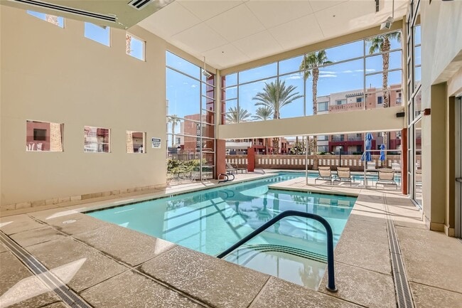 Building Photo - 2 Bedroom Mid-Rise Condo at PARK AVENUE!
