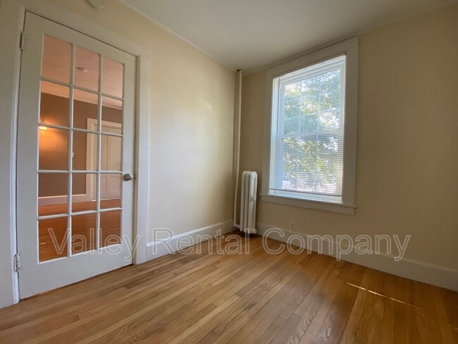 Building Photo - 200 King St