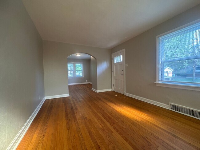 Building Photo - Updated 3 Bed 1 Bath w/Large Yard