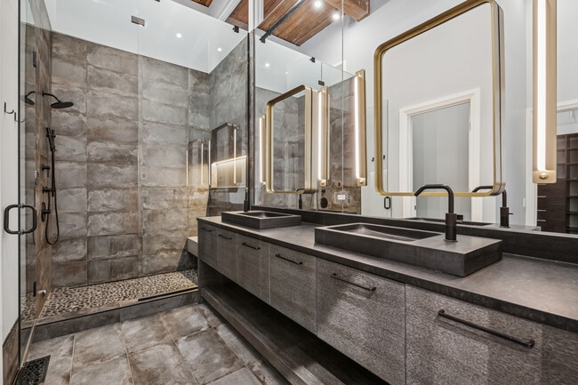 Building Photo - 1000 W Washington Blvd