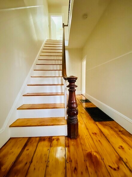 Building Photo - 18 Montvale Ave