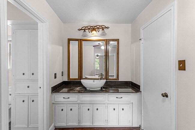 Building Photo - 11319 Briar Forest Dr