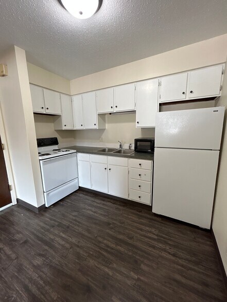 Building Photo - 310 NW Chapel Dr