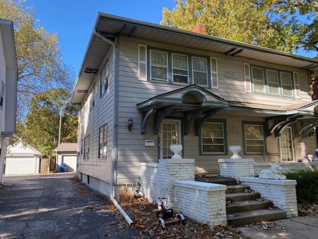 Building Photo - 3 Bedroom 1.5 bath Duplex