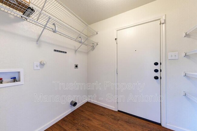 Building Photo - 7927 Horse Hollow