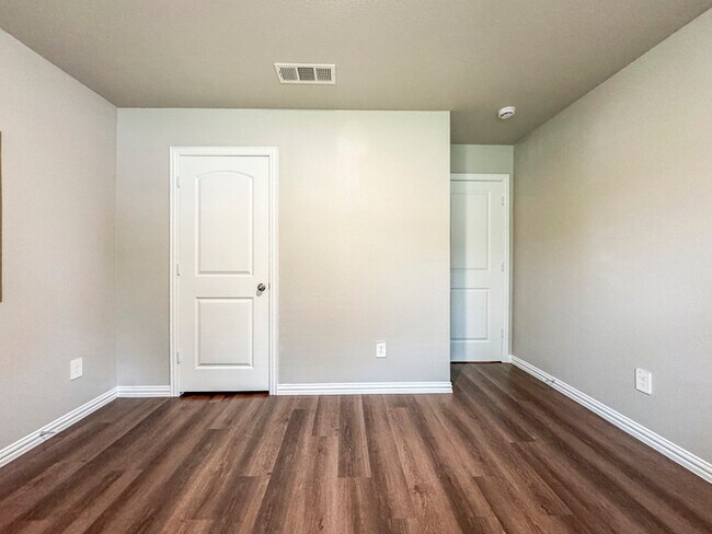 Building Photo - 2222 Echo Lake Dr