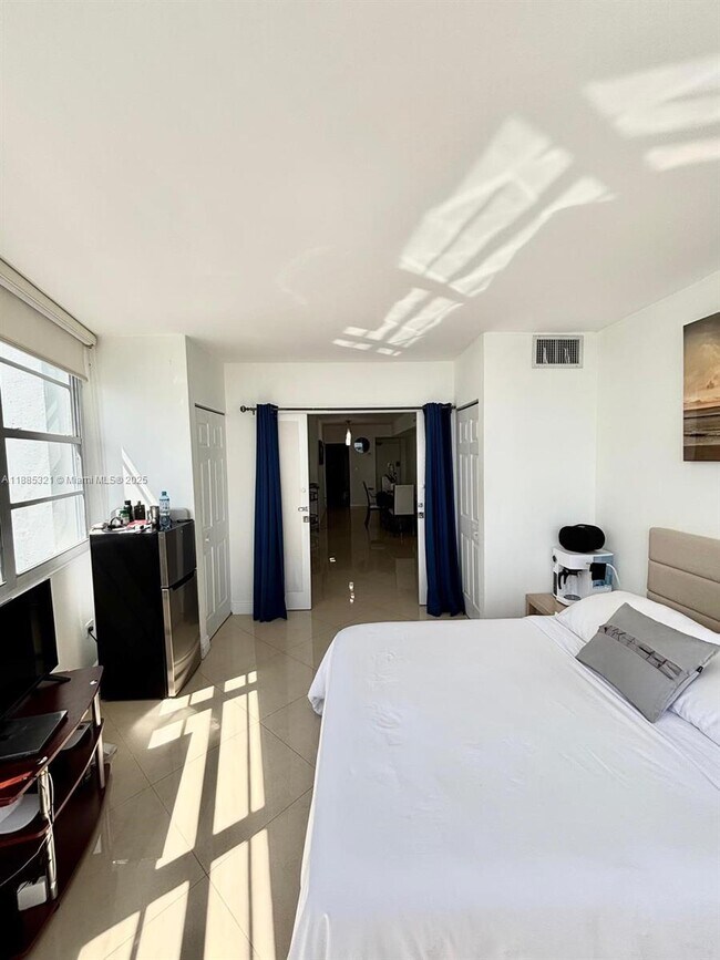 Building Photo - 801 Brickell Bay Dr