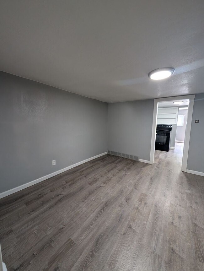 Building Photo - 515 Miller Ave