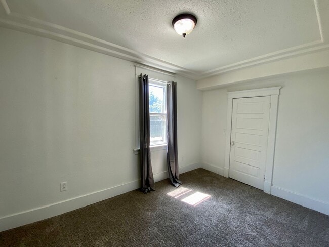 Building Photo - $2,200 - 4 Bed / 3 Bath Beautiful Home in ...