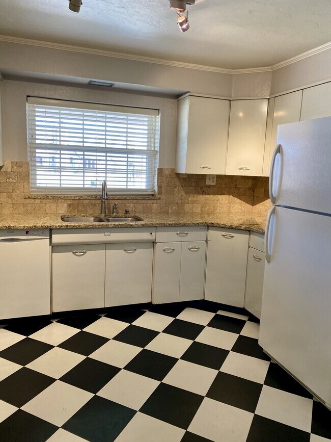 Building Photo - Charming 2 Bed, 2 Bath in Highly Sought-Af...