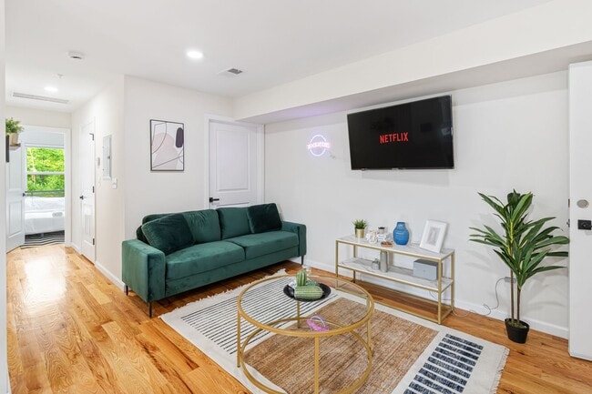 Building Photo - 549 S Orange Ave