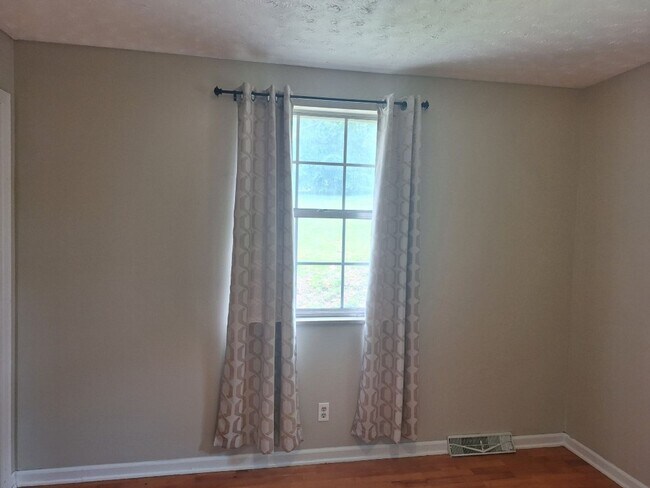 Building Photo - Basement Rancher located in Farragut