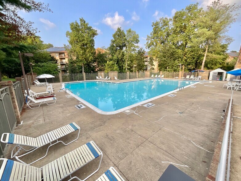 Community Pool - 3024 Gentain Ct NE