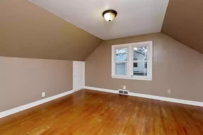 Building Photo - 705 Draper St