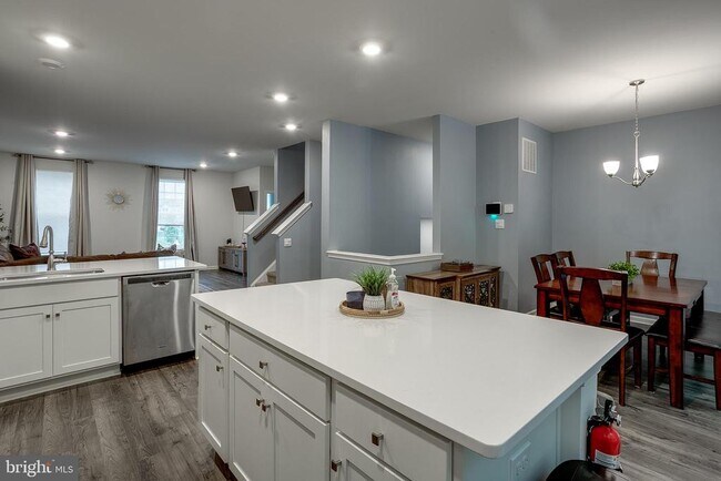 Building Photo - 104 Levis Dr