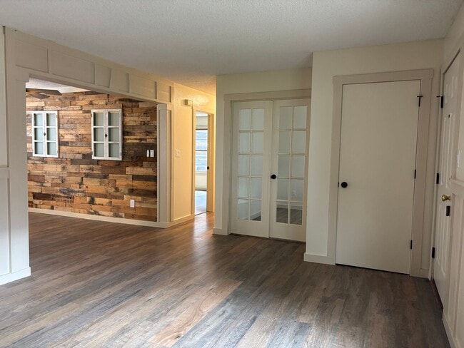 Building Photo - 2 Bed 1 Bath Condo Available Now!  MileSto...