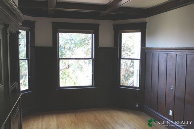 Building Photo - Coming Soon: Top Floor Flat with Updated K...