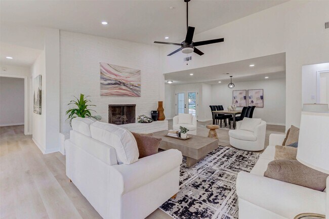 Building Photo - 10303 Chevy Chase Dr