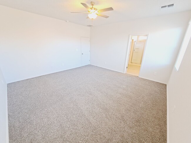 Building Photo - Energy Efficient Home 3bed 2 bath in Huning.