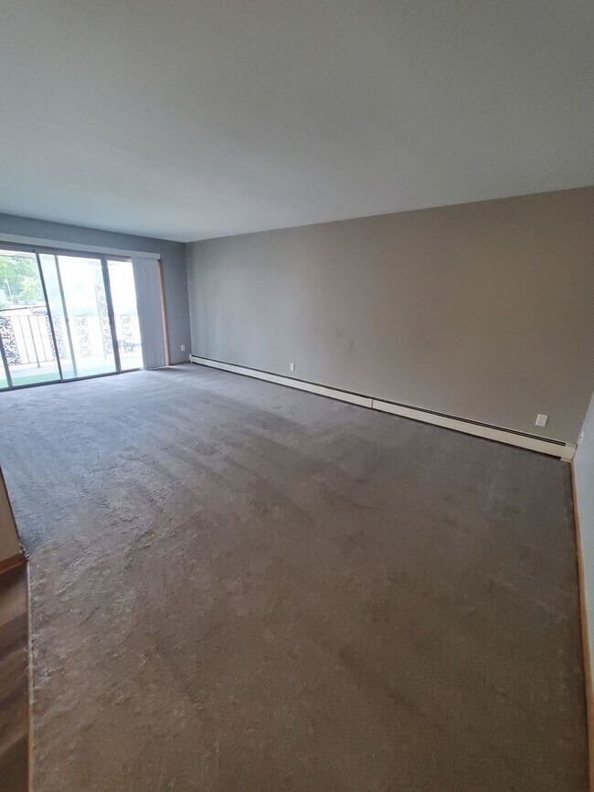 Interior Photo - 7343 N Teutonia Ave - 16 Unit