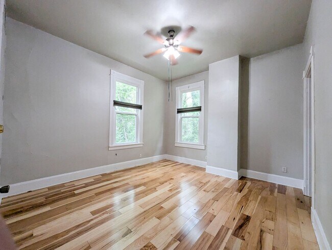 Building Photo - 32 Conklin St