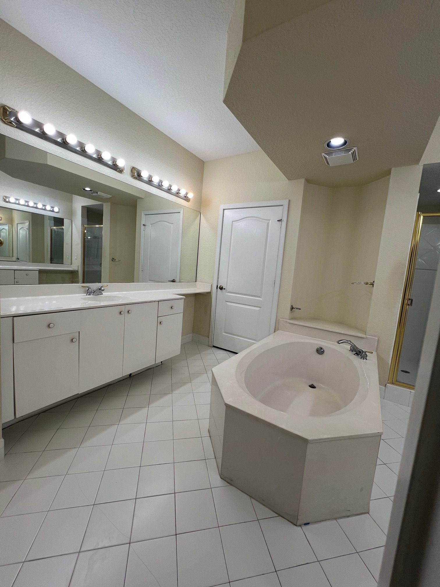 Master bathroom - 10710 NW 66th St