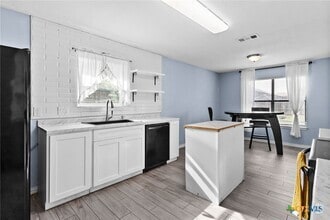 Building Photo - 2803 Diaz Dr