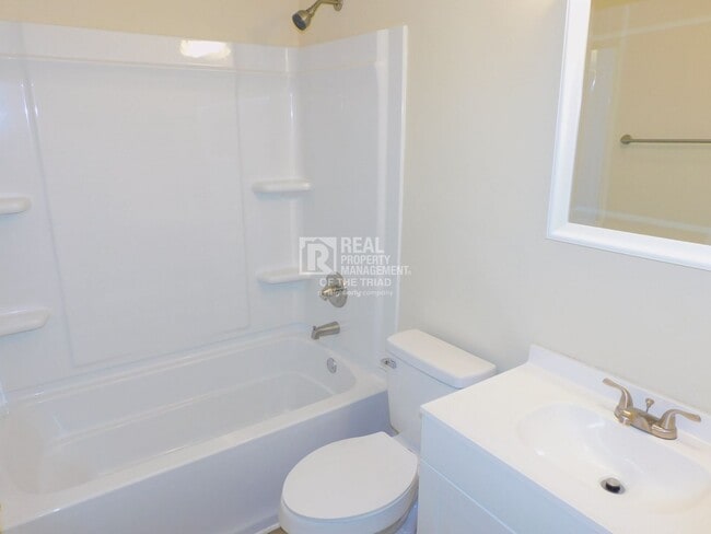 Building Photo - Cute Renovated 2bd/1ba Available Now!