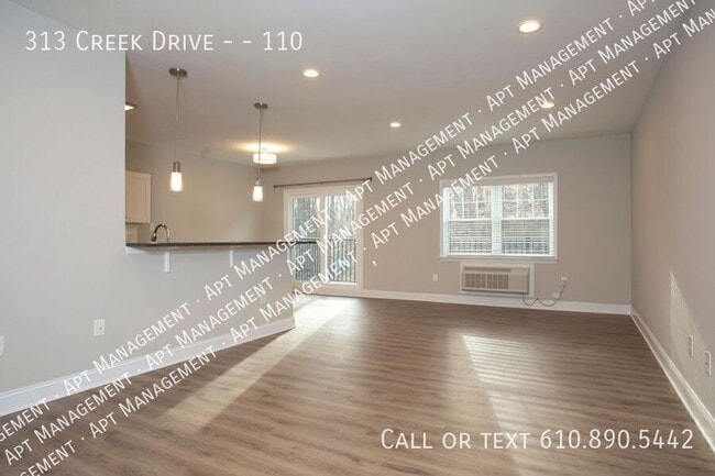 Building Photo - 313 Creek Dr