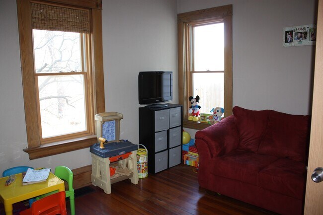 Building Photo - 3 Bed Spacious Home near downtown Pella!
