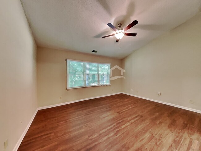 Building Photo - 7401 Kinsmore Ln