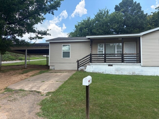 Building Photo - $1,500 Move-In Special