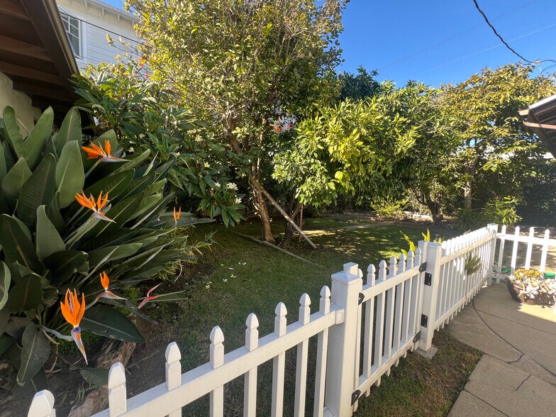 Building Photo - 1518 S Carmelina Ave