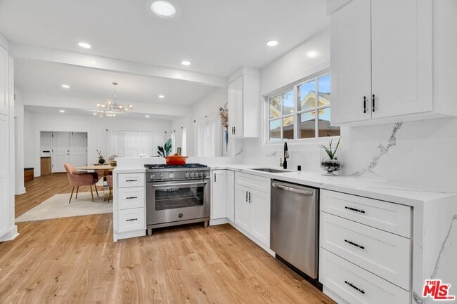 Building Photo - 653 N W Knoll Dr