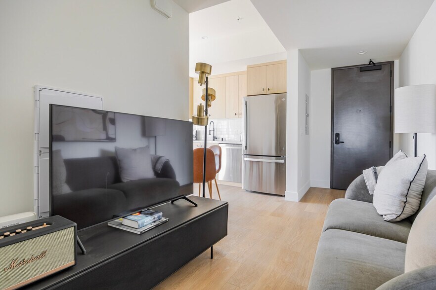 Building Photo - 611 N Virgil Ave