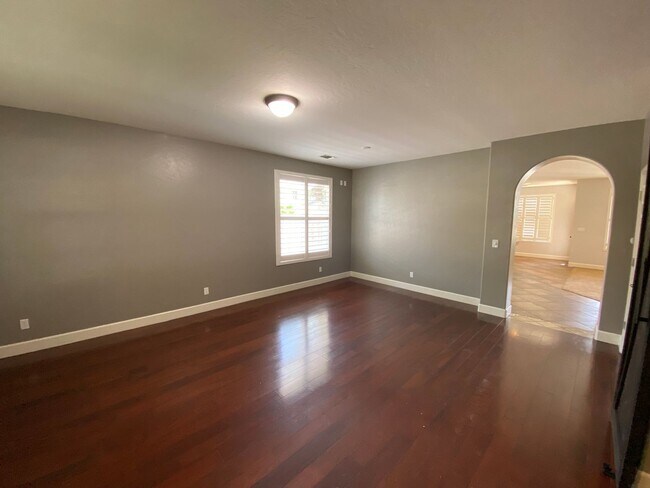 Building Photo - NW Visalia Home Rent Ready! !