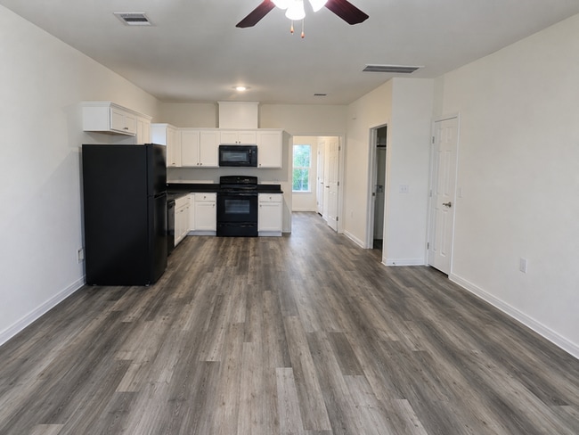 Building Photo - 4/2/2-AVAILABLE OCTOBER